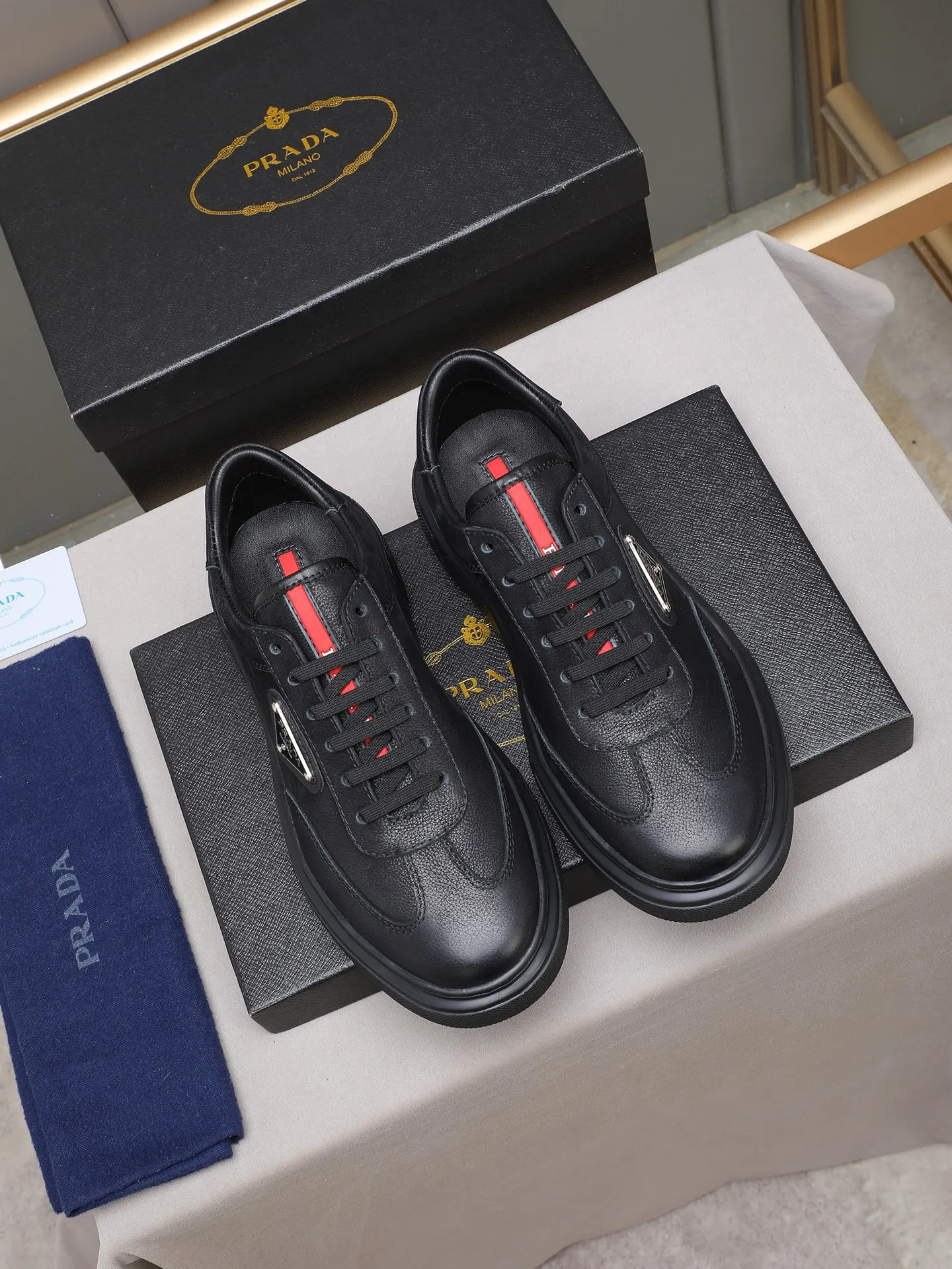 PP460 Prada/Prada men's new casual shoes, this upper is made of imported calfskin + sheep lining! The outside is decorated with the P family's classic metal triangle enamel logo, and the outsole is made of non-slip sports foam ultra-light outsole, which feels good on the feet and is a fashionable and fashionable item!  Size: 38-44 (45 customized)